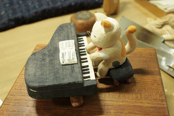 須飼さん作、ピアノを弾くネコ。サムネイル